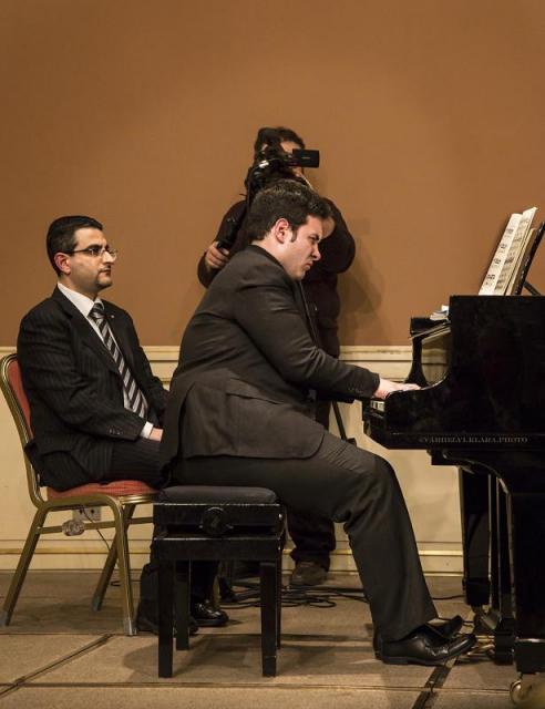 il pianista Marco Grilli mentre esegue lo Studio n.2 "La leggerezza" di Francesco Marino